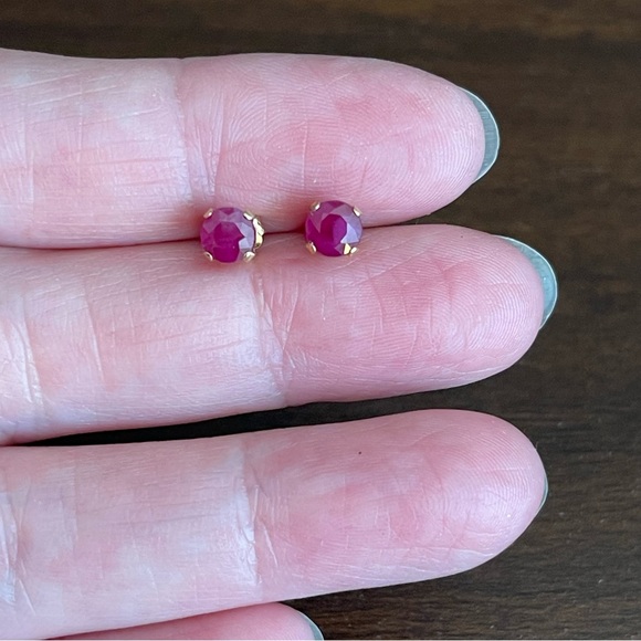 Elegant 14KT gold natural Ruby Stud Earrings.